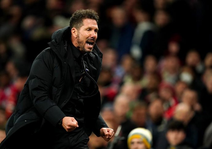 15 March 2022, United Kingdom, Manchester: Atletico Madrid Diego Simeone runs off in celebration after the UEFA Champions League round of sixteen second leg soccer match between Manchester United and Atletico Madrid at Old Trafford. Photo: Martin Ricket