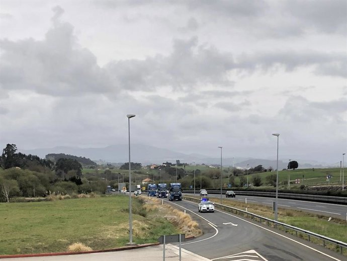 Agentes de la Guardia Civil escoltan a camioneros en Cantabria con motivo de la huelga