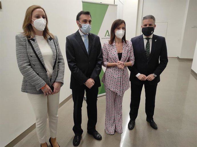 Maribel Lozano (2d), junto a delegados territoriales.