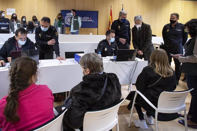 El ministro del Interior, Fernando Grande-Marlaska en el centro de atención y acogida a ucranianos en Pozuelo (Madrid)