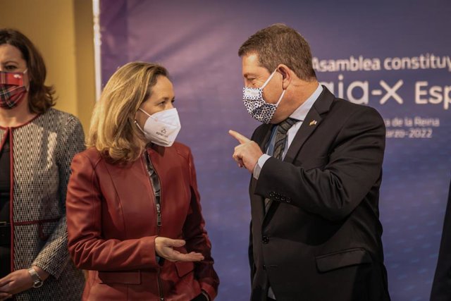 La ministra de Economía, Nadia Calviño, junto al presidente de C-LM, Emiiano García-Page