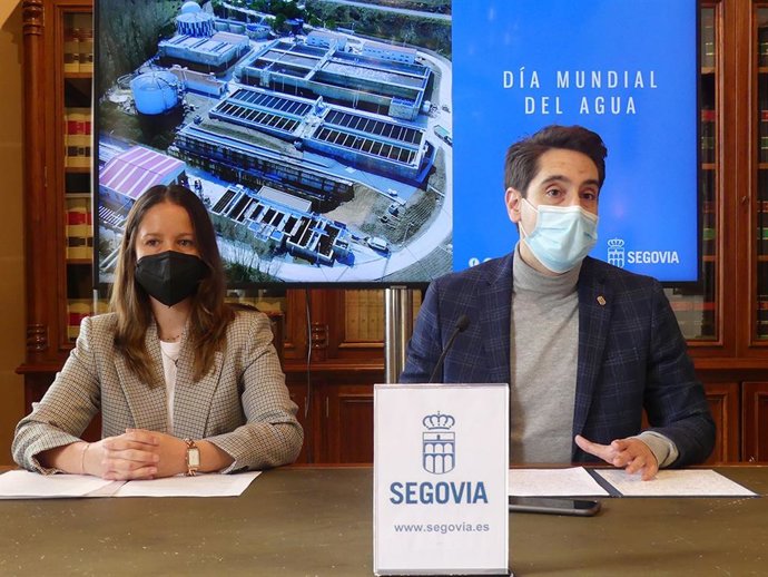 El Concejal De Obras Miguel Merino, Y La Jefa De Planta De La EDAR De Segovia, Inés Álvarez.