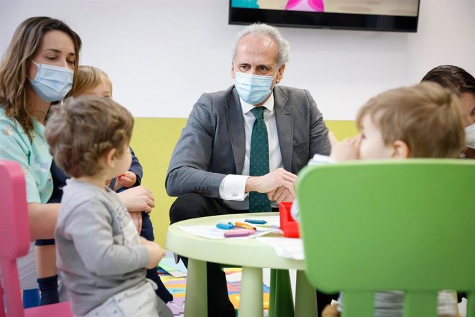 El consejero de Sanidad, Enrique Ruiz Escudero, visita la guardería del Hospital Central de la Cruz Roja