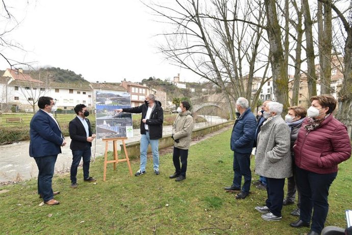 Presentado el proyecto de la pasarela peatonal que se construirá sobre el río en Torrecilla en Cameros