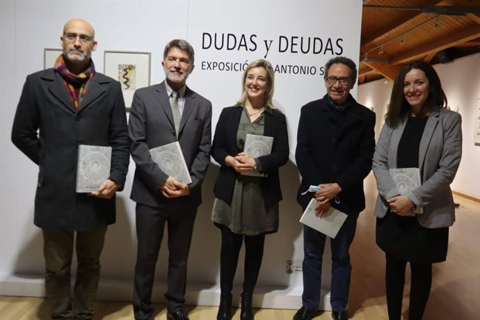 La alcaldesa de Alcalá, Ana Isabel Jiménez, junto a la delegada de Patrimonio Histórico, Ángeles Ballesteros, y el delegado de Transición Ecológica, Pablo Chain, han acompañado al artista, Antonio Sosa y al escritor Francisco L. González Camaño.