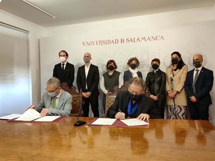 El diseñador Roberto Verino (d) firma el acuerdo con el rector de la USAL, Ricardo Rivero (i), en la institución académica.