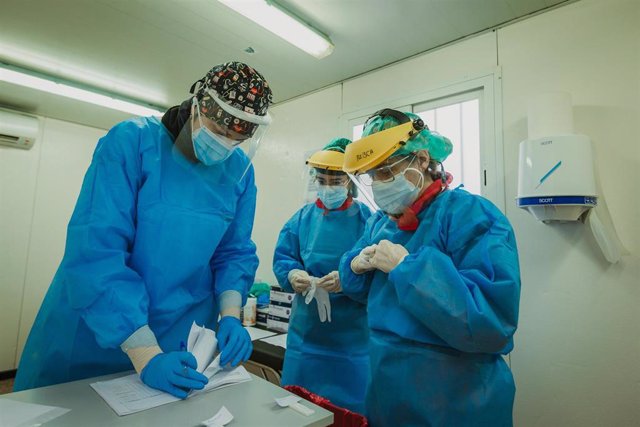 Archivo - Tres enfermeras finalizan un cribado en el exterior del Centro de salud La Puebla, en Palencia, Castilla y León, a 31 de enero de 2021.