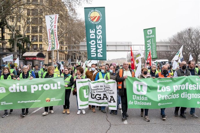 Manifestantes de la organización Unión de Uniones sostienen una pancarta durante la manifestación agraria celebrada en Madrid frente al Ministerio de Agricultura, Pesca y Alimentación, a 15 de marzo de 2022, en Madrid (España). 