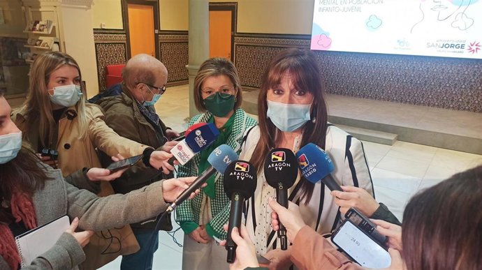 La consejera de Sanidad, Sira Repollés, y la rectora de la Universidad San Jorge, Berta Sáez, antes de inaugurar la I Jornada sobre Salud Mental en Población Infanto-Juvenil.
