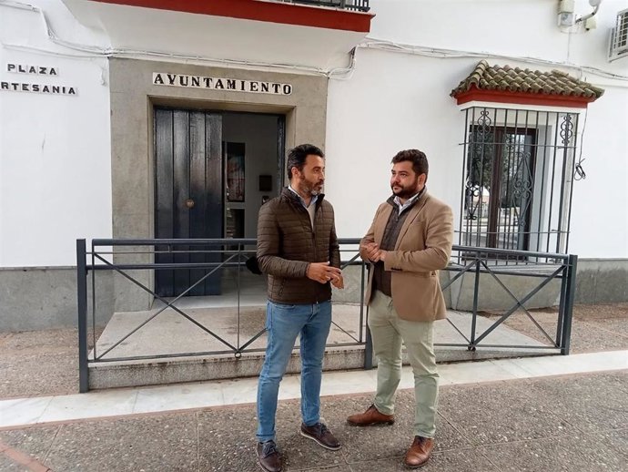 Miguel Rodríguez con el alcalde presidente de San Isidro del Guadalete.