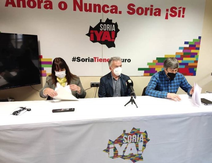 De izda a dcha, los procuradores de Soria ¡YA! Vanessa García, Ángel Ceña y Toño Palomar detallan las negociaciones antes de formar las Cortes.