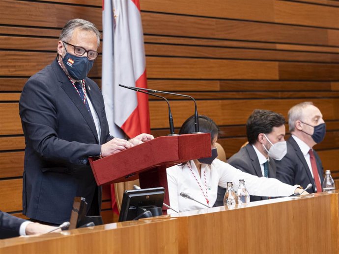Imagen de archivo del procurador de Vox por León, Carlos Pollán, en su intervención tras ser elegido presidente de las Cortes.