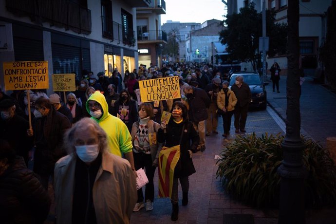 Archivo - Varias personas con carteles durante una manifestación contra el establecimiento de un 25% de castellano en las escuelas catalanas, frente a la escuela Turó del Drac, en Canet de Mar (Barcelona), el pasado 10 de diciembre de 2021