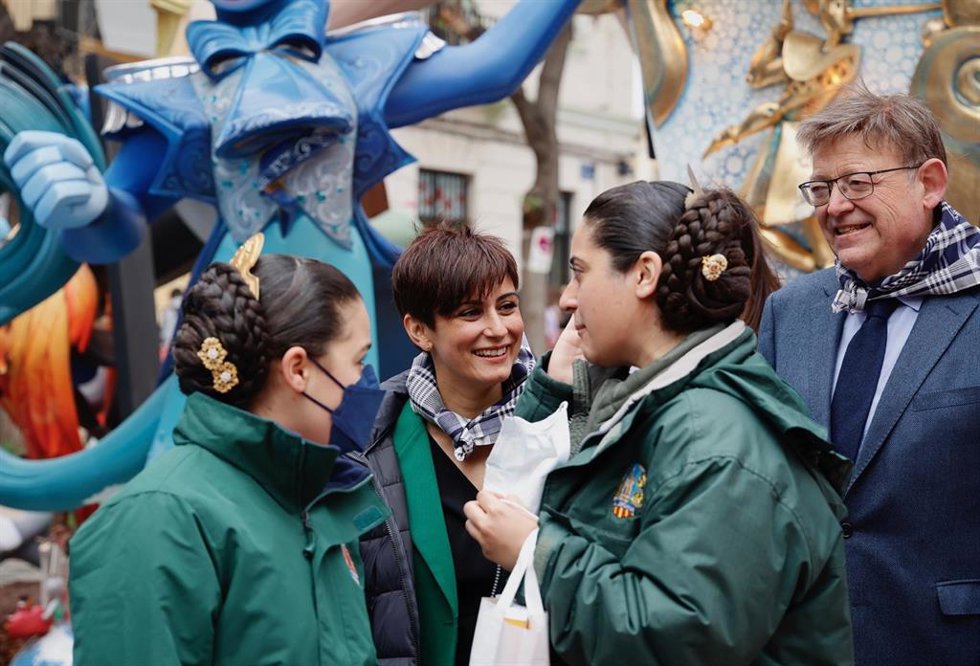 La ministra de Política Territorial y portavoz del Gobierno, Isabel Rodríguez, en su visita a las Fallas de Valncia