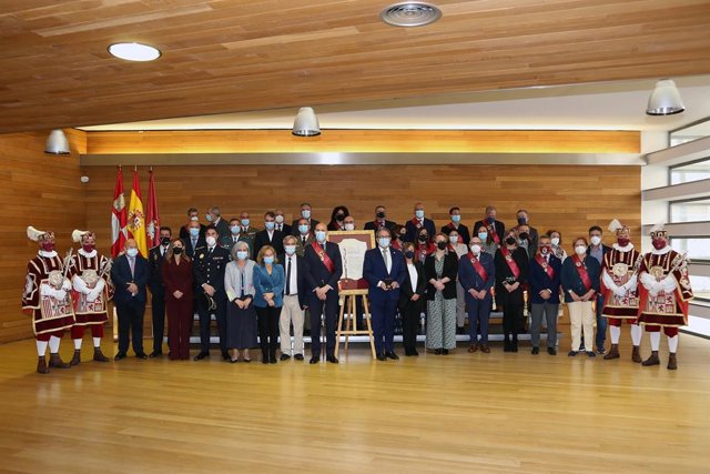 El alcalde de León, José Antonio Diez, hace entrega de la Medalla de Oro de la ciudad al Gerente de Atención Primaria de León, Juan Luis Burón Llamazares.