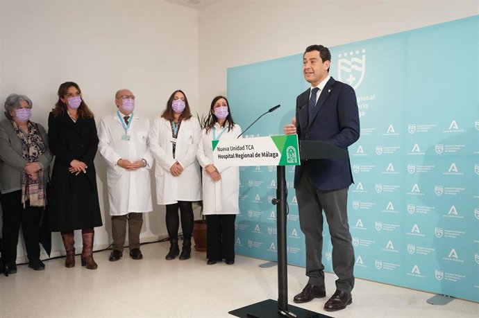 El presidente de la Junta, Juanma Moreno, en la inauguración de la Unidad de Trastornos de la Conducta Alimentaria de Málaga.