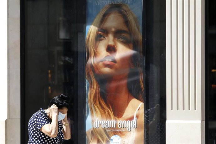 Archivo - Personas hacen uso de las mascarillas frente al virus COVID-19  