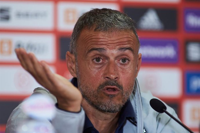 Archivo - Luis Enrique Martínez, head coach of Spain, attends during press conference previous the FIFA World Cup Qatar 2022 Qualifier match between Spain and Sweden at La Cartuja Stadium on November 13, 2021 in Sevilla, Spain