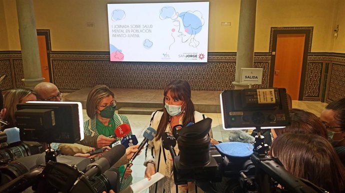 La consejera de Sanidad, Sira Repollés, y la rectora de la Universidad San Jorge, Berta Sáez, antes de inaugurar la I Jornada sobre Salud Mental en Población Infanto-Juvenil.