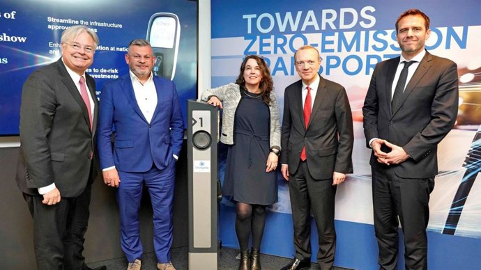 Representantes de ACEA, Clepa, Eurelectric, WindEurope y ChargeUp Europe