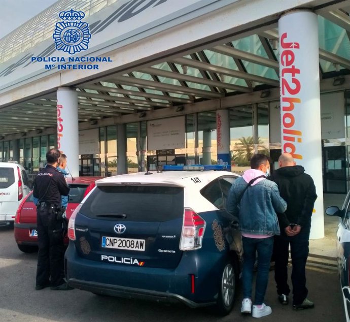 La Policía Nacional detiene a dos hombres por hurtos en el aparcamiento del aeropuerto.