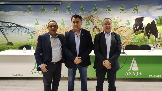 Dujo posa con el presidente saliente y entrante de Asaja Palencia.