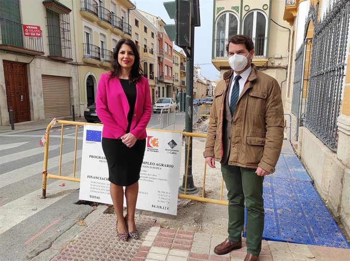 Purificación Joyera y Fernando Priego ante las obras del PFEA en la calle Antonio Povedano.