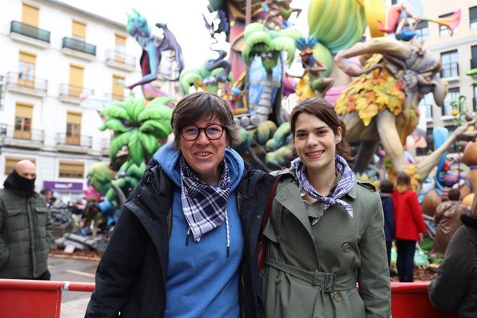 La portavoz estatal de Unidas Podemos, Isa Serra, (d), junto a la coordinadora de Podem, Pilar Lima