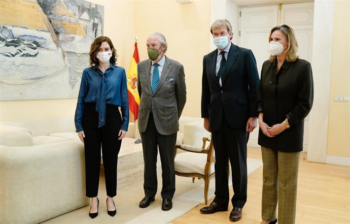 La presidenta de la Comunidad de Madrid, Isabel Díaz Ayuso, ha recibido este viernes en la Real Casa de Correos a Alianza Rural, uno de los organizadores de la manifestación convocada este domingo con el lema 'Juntos con el campo'.