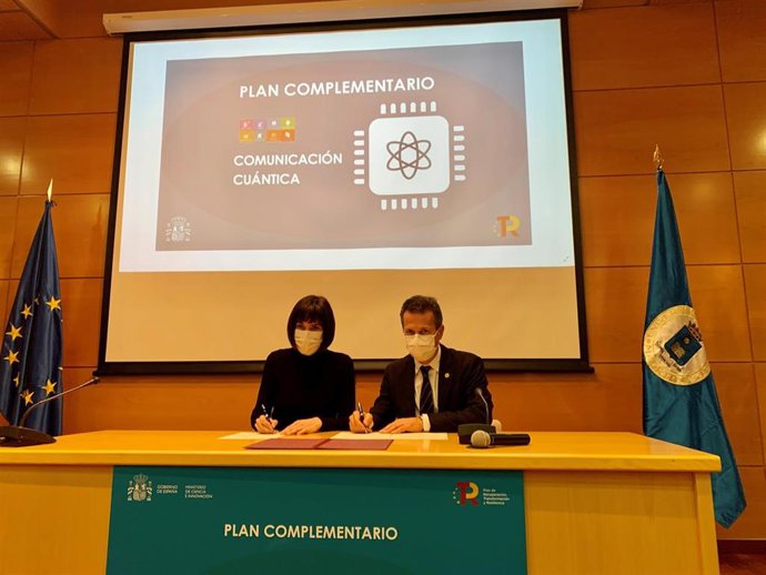 El consejero de Educación, Jokin Bildarratz, firma en Madrid el Programa Complementario de I+D+I en Comunicación Cuántica.