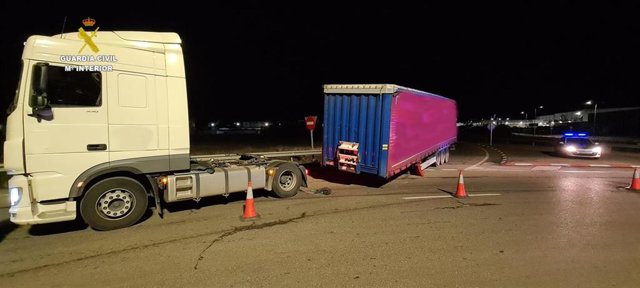 Incidentes en el Polígono Industrial de Villadangos del Páramo por el paro en el sector de transporte terrestre.