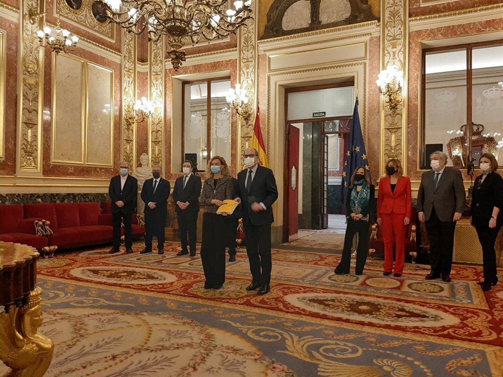 El Defensor del Pueblo, Ángel Gabilondo, entrega el Informe Anual 2021 a la presidenta del Congreso de los Diputados, Meritxell Batet.