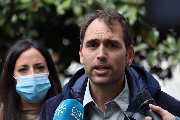 El coordinador de IU Andalucía y portavoz de Unidas Podemos por Andalucía, Toni Valero, en primer plano, y la diputada Isabel Franco, este viernes en una atención a medios.