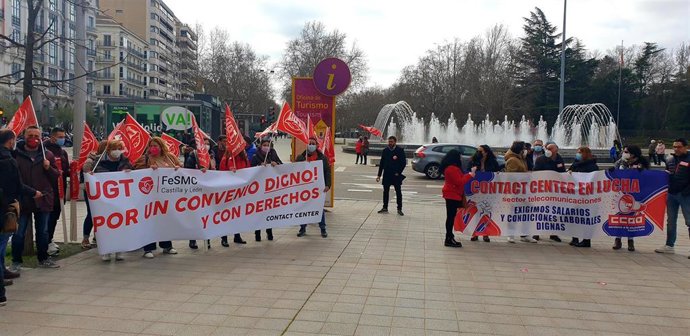 Un centenar de personas de 'contact center' se concentran en Plaza Zorrilla de Valladolid para pedir un convenio "digno"