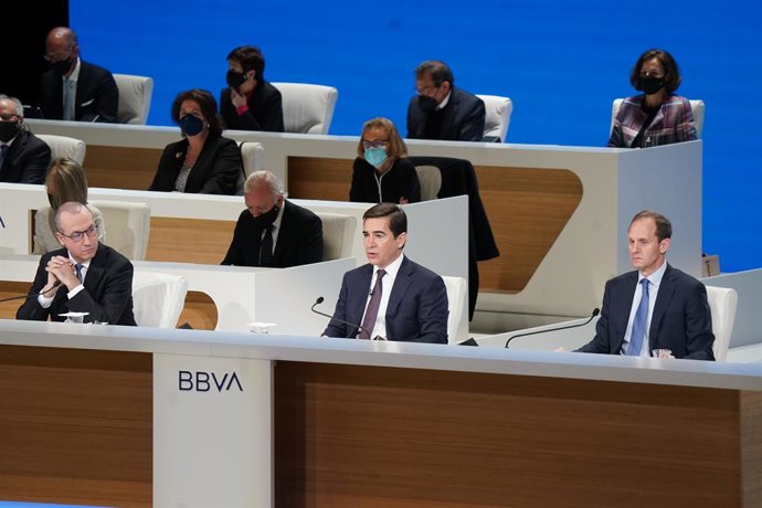 El presidente de BBVA, Carlos Torres Vila; el consejero delegado, Onur Gen, y el secretario general, Domingo Armengol, durante la junta general de accionistas de 2021.