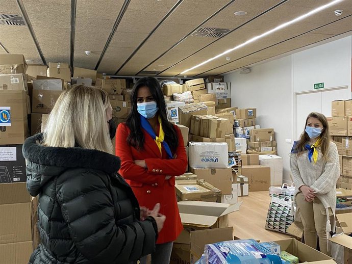La vicealcalde de Madrid, Begoña Villacís, visita las instalaciones del centro de mayores Margarita Salas, que está recopilando ayuda humanitaria para Ucrania