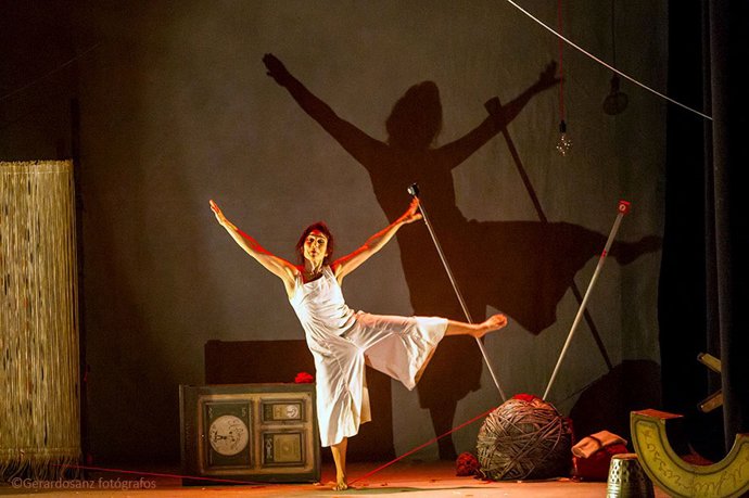 Archivo - Rosa Díaz con su montaje 'Hilos', que aborda los lazos familiares de generación en generación