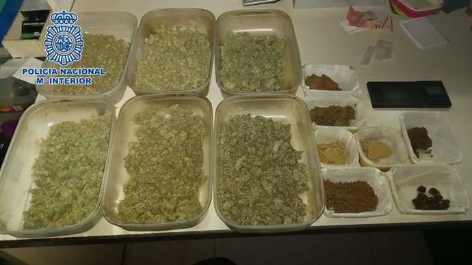 La Policía Nacional desmantela un punto negro de venta droga que presuntamente traficaba desde un local camuflado como una asociación de fútbol