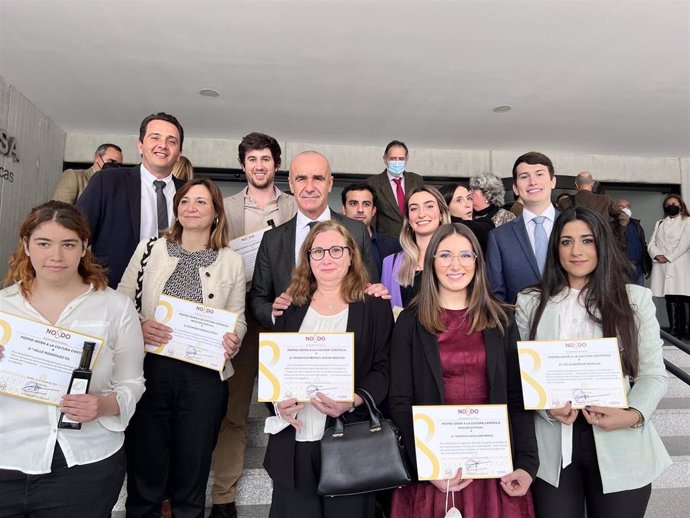 Antonio Muñoz, con los jóvenes sevillanos galardonados por su labor investigadora.