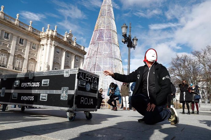 Archivo - Convocado por el movimiento Alerta Roja, un trabajador de espectáculos y  eventos con una máscara realiza una performance frente al Palacio de Oriente para protestar por "la agonía que padece" su sector 