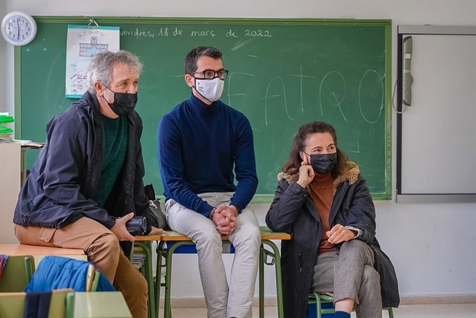 El conseller de Fondos Europeos, Universidad y Cultura, Miquel Company, acompañado de la directora general de Cultura, Catalina Solivellas, visita el CEIP S'Albufera de Alcúdia para asistir a una de las sesiones de MAP Teatre