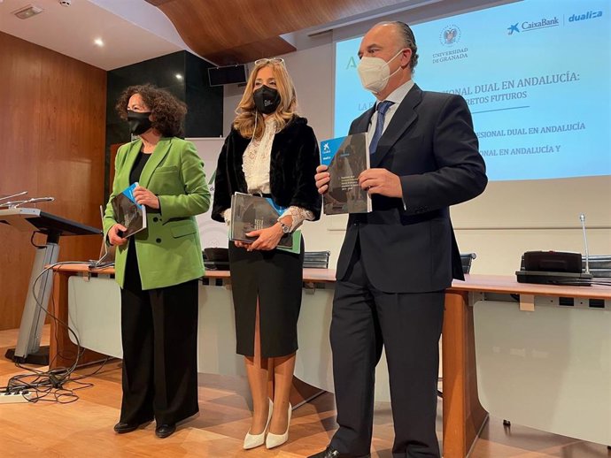 La rectora de la Universidad de Granada, Pilar Aranda, la secretaria general de Educación y Formación Profesional de la Junta de Andalucía, Olaia Abadía, y el director territorial de CaixaBank para Andalucía Oriental, Juan Ignacio Zafra