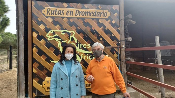 La delegada territorial de Turismo de la Junta en Huelva, María Ángeles Muriel, en su visita a la empresa Aires Africanos en Matalascañas (Huelva).