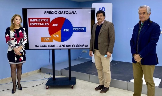 La diputada nacional del PP por Málaga Carolina España junto al coordinador de Urbanismo, Movilidad y Transporte de la Vicesecretaría de Reactivación Económica del PP de Málaga, Francisco Oblaré, y el secretario de Transporte, Javier Berlanga