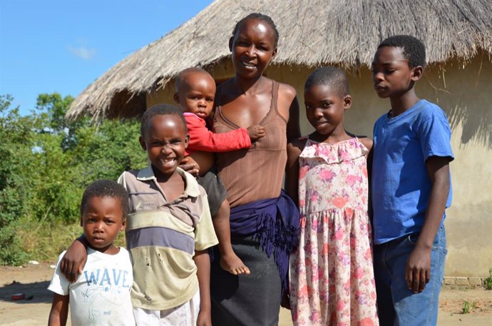 Archivo - Rebeca y sus hijos en Zimbabue