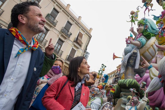 El vicesecretario general de Cs y portavoz del Comité Ejecutivo, Edmundo Bal; y la portavoz de Cs en las cortes valencianas, Ruth Merino; observan la Falla Convento Jerusalén. 