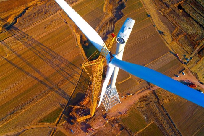 XCMGs XGC15000A Sets New Wind Power Hoisting Record of Over 170 Meters High, Supports Low-Carbon Energy Construction.