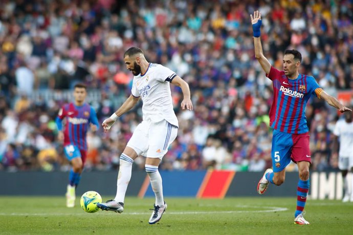Archivo - Karim Benzema of Real Madrid in action during the spanish league, La Liga Santander, football match played between FC Barcelona and Real Madrid at Camp Nou stadium on October 24, 2021, in Barcelona, Spain.