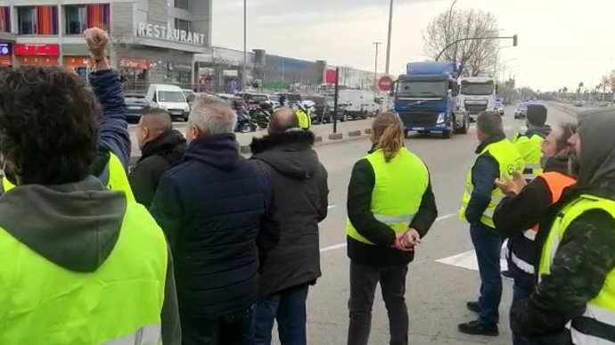 Transportistas en la concentración de este viernes en la Zona Franca de Barcelona