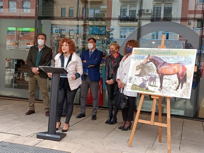 El Mercado del Carmen de Huelva ha acogido este viernes la presentación de la decimocuarta edición de la Feria Ganadera de Puebla de Guzmán.